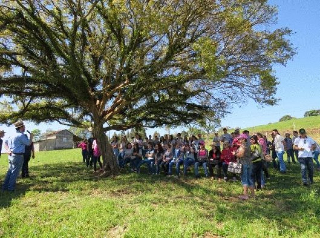 Serppar Apoia dia de campo em Nova Prata onde reuniu centenas de produtores de leite
